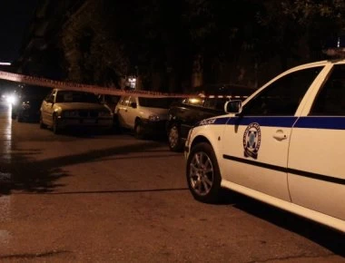 Εξάρχεια: Νεαροί για να κρυφτούν έσπασαν τζάμι πολυκατοικίας - Έντρομοι οι κάτοικοι (φωτο)